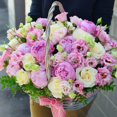 Корзина из коралловых пионов купить в Москве с доставкой | цветы-24.москва