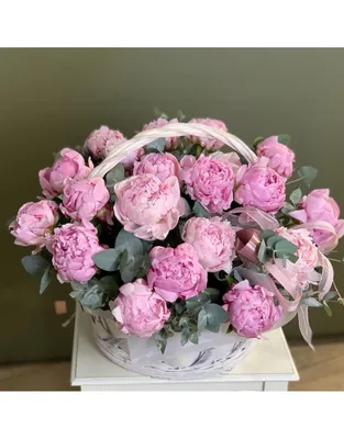 Корзина из розовых пионов недорого. Свежие цветы с доставкой в Москве