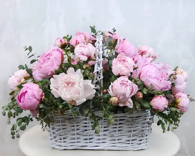25 белых и розовых пионов в корзине | доставка по Москве и области