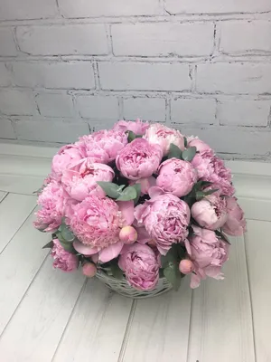 Корзина с цветами из розовых пионов авторская