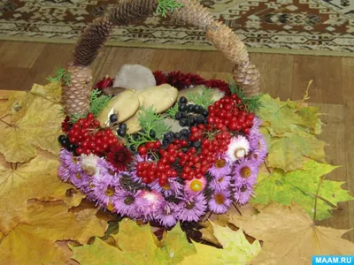 Поделка на тему Осень - корзинка из шишек, цветы из листьев дерева |  Поделки, Осенние поделки, Осенние украшения