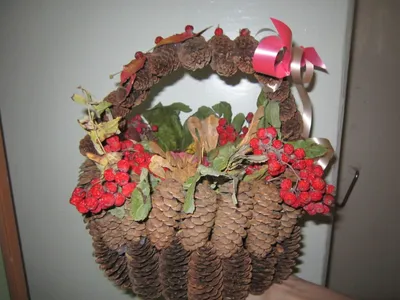 Рождественская корзинка из шишек и ягод для подарков на Новый год 2022  (ID#1438817807), цена: 400 ₴, купить на Prom.ua