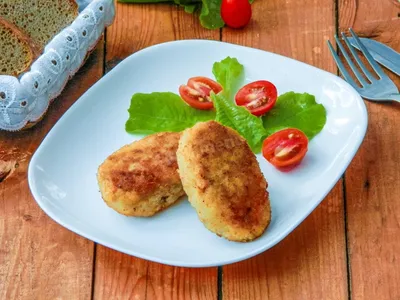 Полезнее и вкуснее чем мясные: рецепт рыбных котлет с начинкой - МЕТА