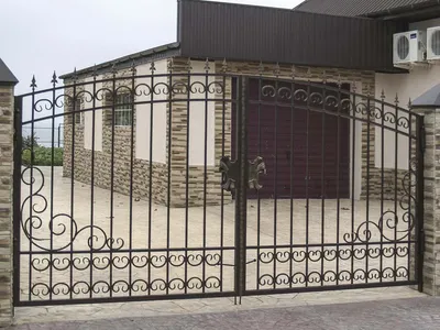Заказать серые кованые ворота с калиткой для частного дома с установкой в  компании Забор НН. Работы \"под ключ\": от замера до монтажа.