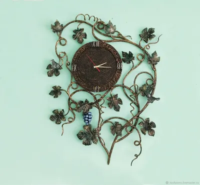 Настенные часы большие «Римские цифры» кованые на дереве — sstudio.by