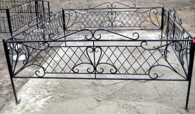 Ритуальная оградка на кладбище в Великом Новгороде - Ритуальные  металлические ограды на кладбище - кованые и сварные. Производство сварных  и кованых, индивидуальный рисунок, любые размеры сторон. Вход - цепочка или  калитка. Телефон (8162) 55-38-62 ПМИ