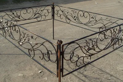 Кованая ограда на кладбище, гранитно-кованая ограда на могилу