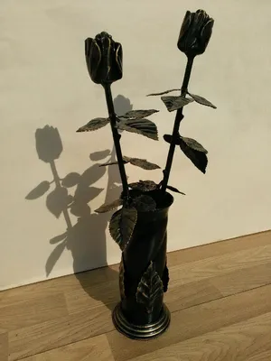 Кованая ритуальная ваза подставка для цветов с коваными розами