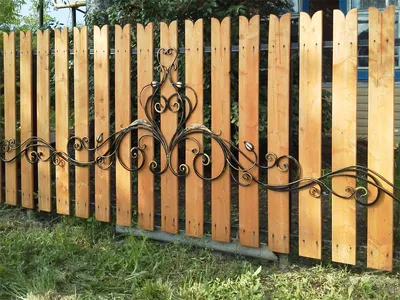 Забор для палисадника: 8 самых красивых и недорогих вариантов Кованый  элемент на деревянном штакетнике | Забор для, Забор, Деревянные заборы