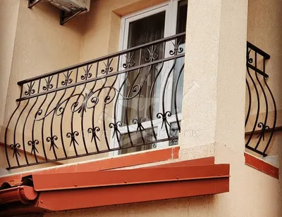 Кованый пузатый балкон для дома КБ-227: купить в Москве, фото, цены
