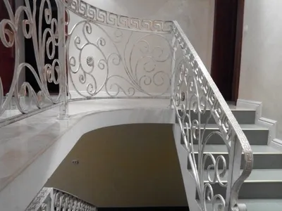 Кованая лестница для частного дома. Ковка лестничных перил в Спб.
