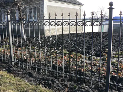Недорогой забор из дерева с коваными элементами купить по цене 1935 руб в  Москве с установкой под ключ