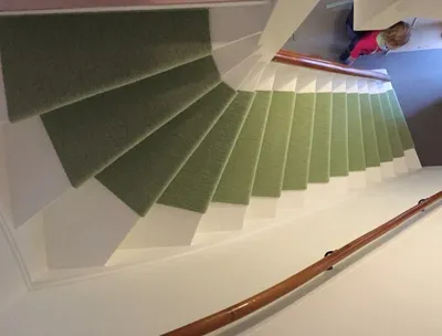 🏠Лестница с ковролином, которая создает атмосферу уюта и стиля в доме.  Ковролин на ступенях не только приятен на ощупь, но и делает… | Instagram