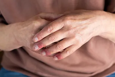 Аллергия на руках от моющих средств: симптомы, причины и способы лечения