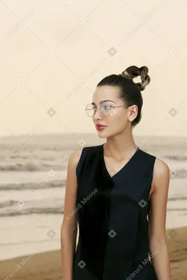 Красивая девушка на берегу моря во…» — создано в Шедевруме
