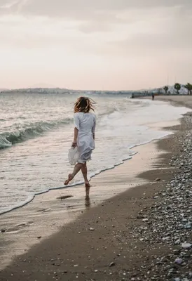 Красивая девушка в купальнике на пляже на берегу моря | Фотограф Польша