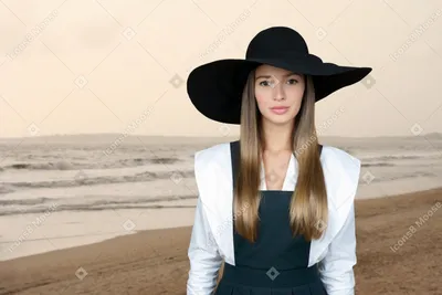 Фото Красивая молодая женщина на берегу моря