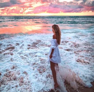 красивая девушка летом на берегу моря, счастливо веселясь на воде с  эмоциями Стоковое Изображение - изображение насчитывающей потеха, элемент:  249885699