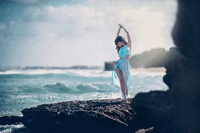 Фото Красивая молодая женщина на берегу моря