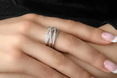 Красивое кольцо на пальце фото фото