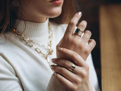 Квадратное кольцо с белой эмалью из серебра 925 покрытого родием – купить в  интернет-магазине AVGVST