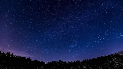 темное ночное небо со звездами и галактикой на заднем плане, красивая  картинка ночного неба, ночь, звездное небо фон картинки и Фото для  бесплатной загрузки