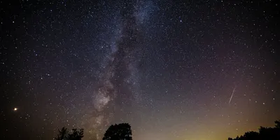 Красивое ночное небо с пасмурным и полнолуние над горой побежали Стоковое  Изображение - изображение насчитывающей свежесть, свет: 125968495