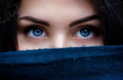 красивая молодая брюнетка с ярко-голубыми глазами в гравийском изображении.  Стоковое Фото - изображение насчитывающей свеже, цвет: 233982030
