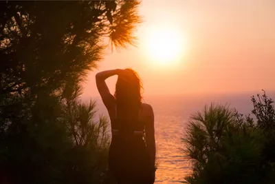 Слимская красивая девушка гуляет по горам на закате солнца Стоковое  Изображение - изображение насчитывающей красивейшее, утес: 161779451