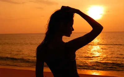Девушка находится на краю пропасти заходящее над морем и полюбоваться на закате  солнца Стоковое Фото - изображение насчитывающей океан, вечер: 197613220