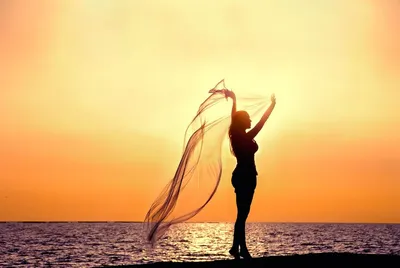 Две красивые девушки веселятся в море на закате солнца Стоковое Изображение  - изображение насчитывающей битник, девушка: 157409049