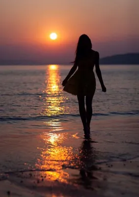 Фото девушек на закате солнца на море - подборка