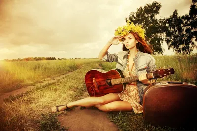 Красивая девушка с гитарой в сельской местности Стоковое Фото - изображение  насчитывающей музыкант, сработанность: 87312280