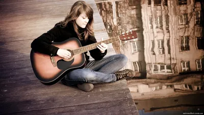 красивая девушка из темноты с акустической гитарой гуляет по аллее в парке  Стоковое Фото - изображение насчитывающей гитара, люди: 225513006