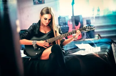 Девушка и гитара страны стоковое фото. изображение насчитывающей бобра -  32498586
