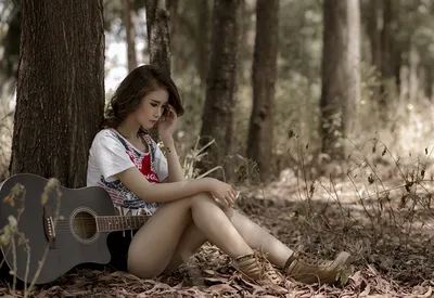 Красивая девушка играет на гитаре испанский бой - YouTube