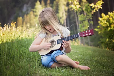 Красивая девушка с гитарой, выжигание…» — создано в Шедевруме
