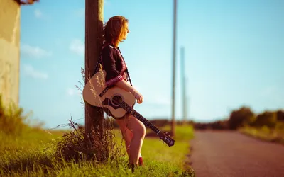 Красивая девушка страны с ее гитарой Стоковое Фото - изображение  насчитывающей гитара, беспечально: 101527564
