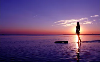 Пара на пляже в летние каникулы на закате, красивые молодые люди в любви  сидя, мужчина женщина, держась за руки море отдыха стоковое фото  ©trimailova 184299654