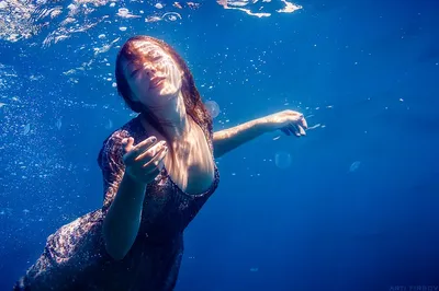 Девушка под водой (+18) - фото