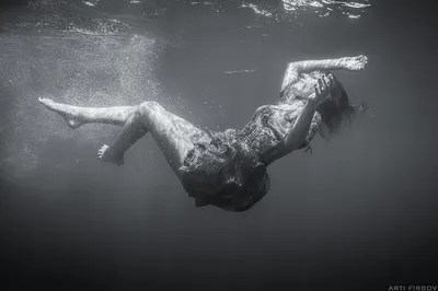 Девушка под водой (+18) - фото