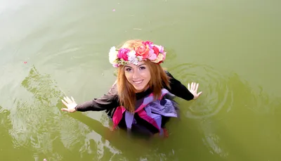 Отражение девушки в воде - красивые фото
