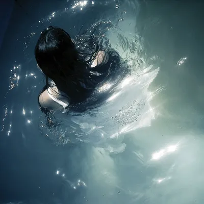 Девушка отражается в воде, смотри …» — создано в Шедевруме