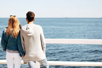 Красивые пары молодых людей в любви обнимает на морском побережье Стоковое  Фото - изображение насчитывающей мужчина, напольно: 195700826