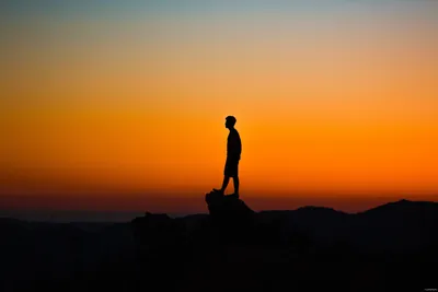 Силуэт мужчины на закате · Бесплатные стоковые фото