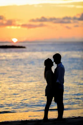 Красивые романтичные пары на береге моря Стоковое Фото - изображение  насчитывающей отношение, дата: 81003974