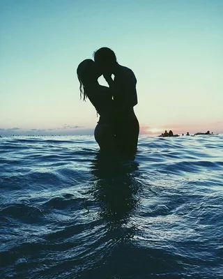 Красивые пары веселятся на море. Пара в любви на пляже с серфинга на  закате. Стоковое Фото - изображение насчитывающей любовники, тюкованный:  192032192