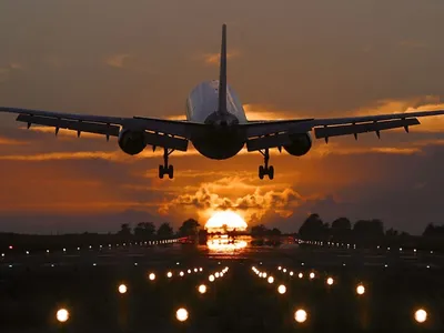 самолет летит сквозь облака на закате, фотографии самолетов фон картинки и  Фото для бесплатной загрузки