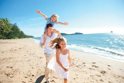 Счастливая семья с двумя детьми во время пляжного отдыха стоковое фото  ©d.travnikov 62661655