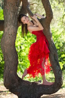 Красивые фото девушек в осеннем лесу - подборка